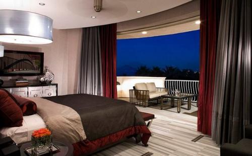 Сдержанная страсть: потрясающие спальни в красно - серой цветовой гамме. 04