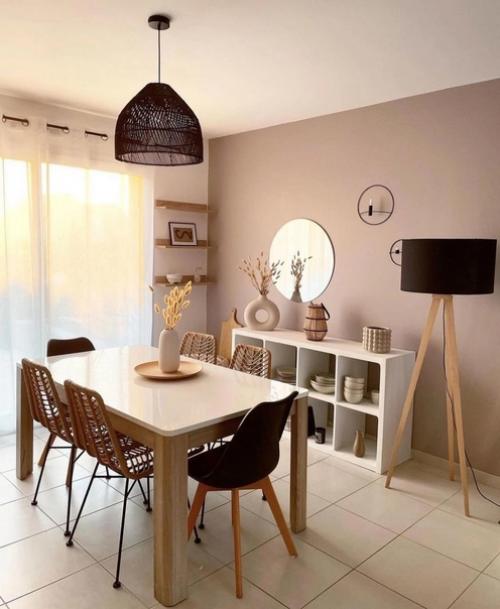 Прекрасный интерьер кухни - гостиная на первом этаже частного дома. 01