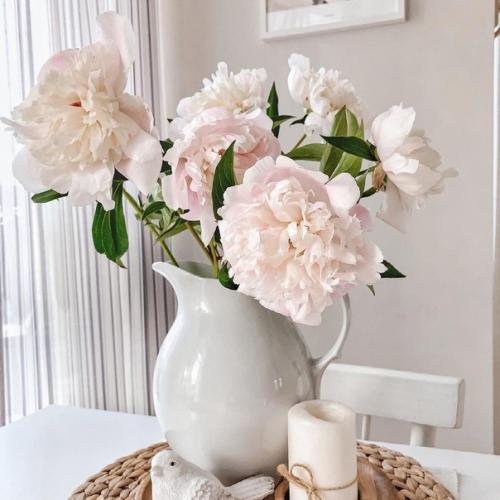 Оттенки белого весьма актуальны как в мебели, так и в отделке. 03