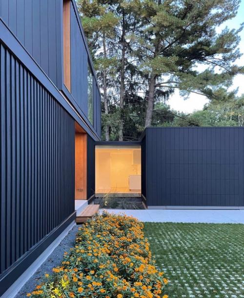 Эта небольшая скромная семейная резиденция участок с крутым склоном занимает. 03