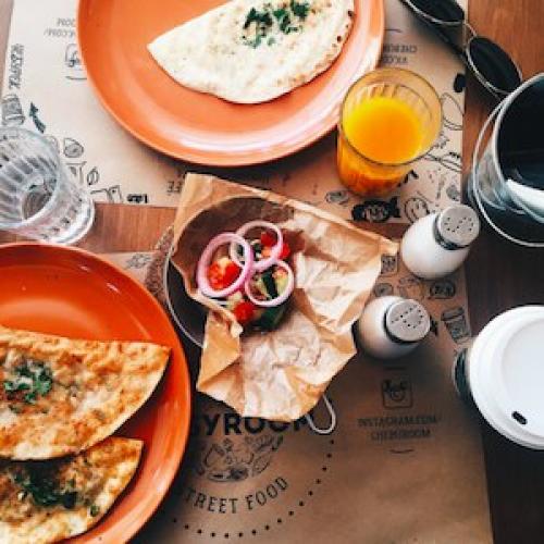 Десять заведений Петербурга, где можно поесть чебуреки, - от советской забегаловки до вегетарианского кафе. 05