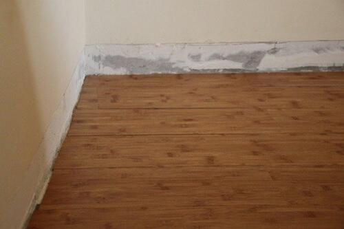 Как заделать щели между полом и стеной. 01