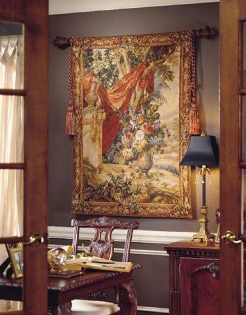 Когда речь заходит о гобеленах, первое, что мы представляем - красивое тканое полотно на стену. 07