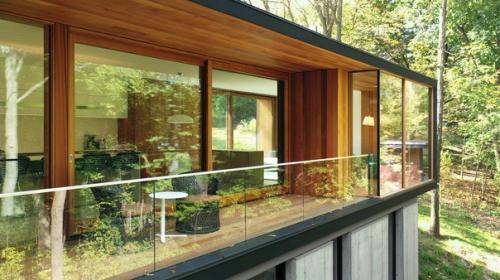 Эта небольшая скромная семейная резиденция участок с крутым склоном занимает. 04