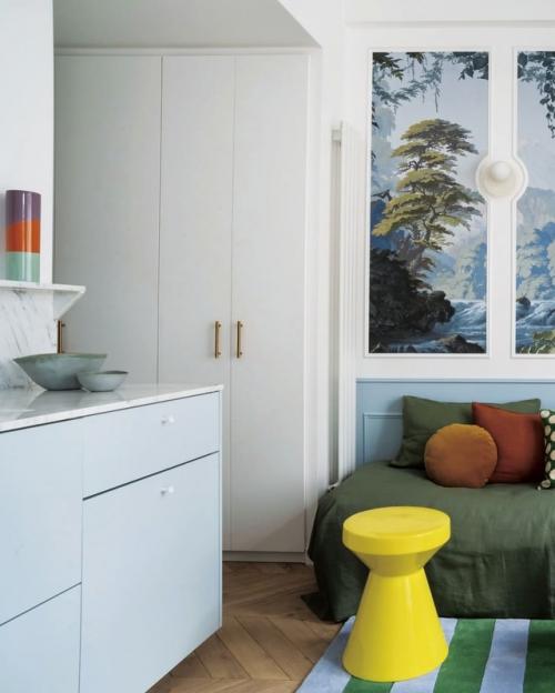 Яркий интерьер компактной квартиры - студии в Париже. 02