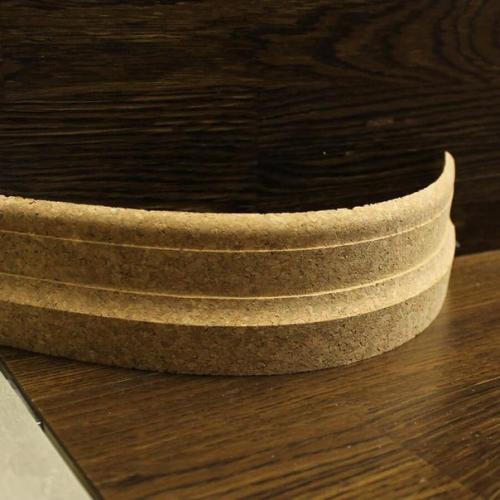 Как заделать щели между полом и стеной. 03