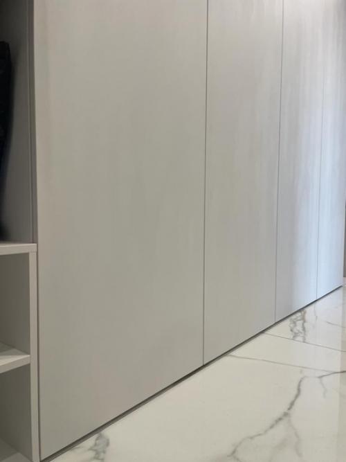 Встроенный шкаф с распашными дверями. 06