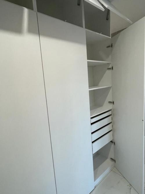 Встроенный шкаф с распашными дверями. 05
