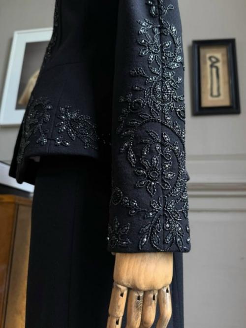 В 1947 году Christian Dior совершил революцию в мире моды, представив костюм Bar. 04 В 1947 году Christian Dior совершил революцию в мире моды, представив костюм Bar. 04