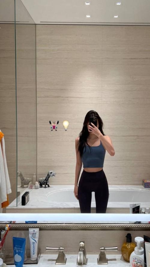 240625: ванная комната Энни Мун из Allday Project выглядит так. 01