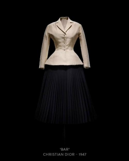 В 1947 году Christian Dior совершил революцию в мире моды, представив костюм Bar.  