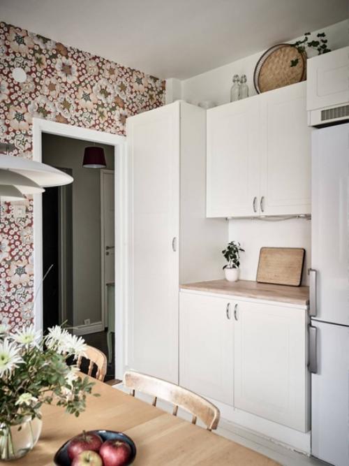 Цветочный узор в интерьере белой уютной кухни. 02