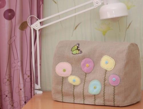 Чехол для швейной машинки предназначен для того чтобы она лишний раз не пылилась и не загрязнялась. 04