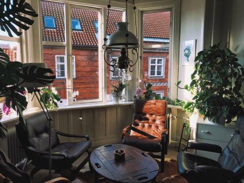 Мы уже по этой уютной квартирке в Копенгагене скучаем.  