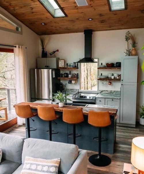 Вдали от шумного города, среди густых лесов и живописных гор, находился дом, который стал воплощением мечты многих людей о спокойствии и уединении. 02