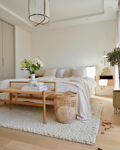 Приятные бежевые оттенки и теплые акценты из дерева в интерьере современнооо дома. 01