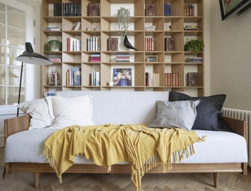 Небольшая однокомнатная квартира, где основной цветовой гаммой выбрали светлые цвета в сочетании с медовым оттенком дуба и акцентами из ореха. 01