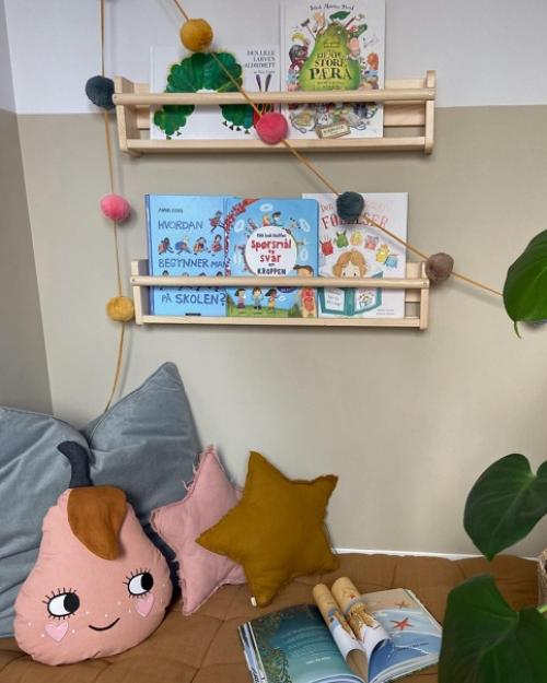 Серый, белый, розовый и коричневый - главные оттенки этой детской комнаты. 03