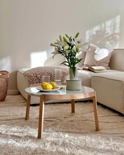 Приятные бежевые оттенки и теплые акценты из дерева в интерьере современнооо дома. 09