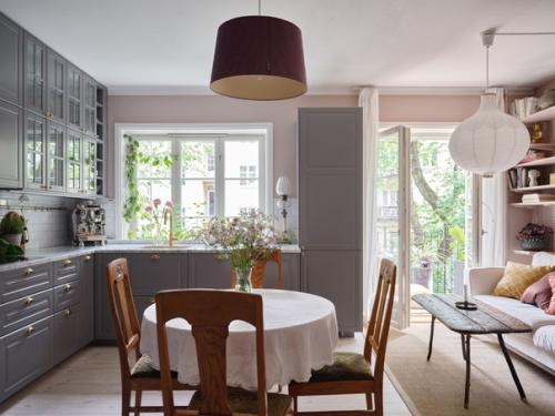 Уютная квартира в старом фонде Стокгольма после реновации вместила даже электрическую сауну. 01