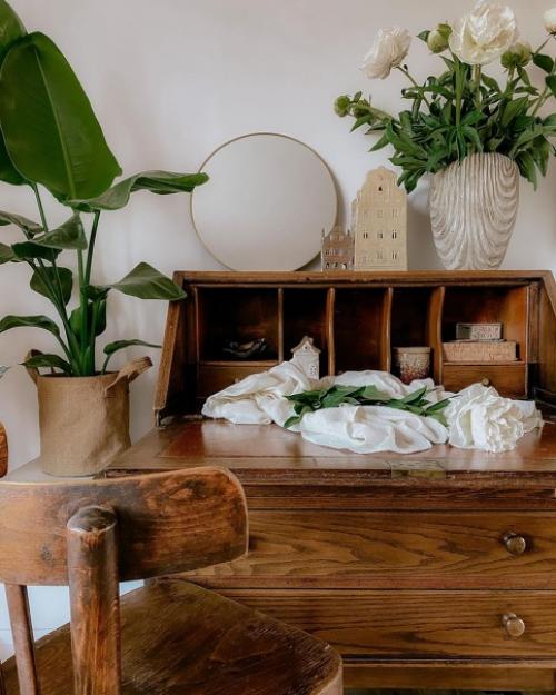 Множество декора, кухонной утвари и растений в доме с шикарным красным диваном. 05