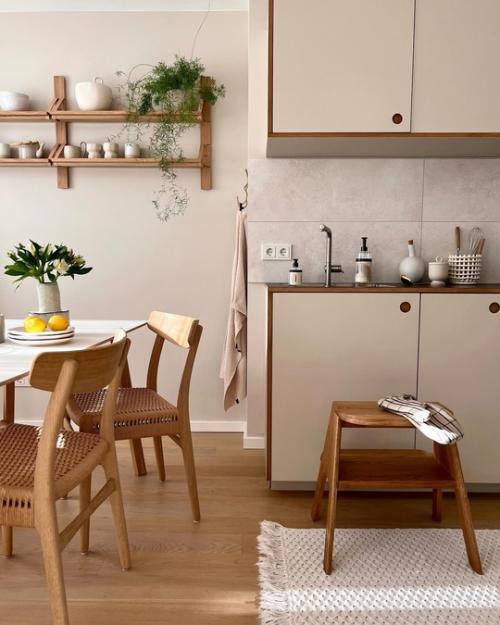 Приятные бежевые оттенки и теплые акценты из дерева в интерьере современнооо дома. 08