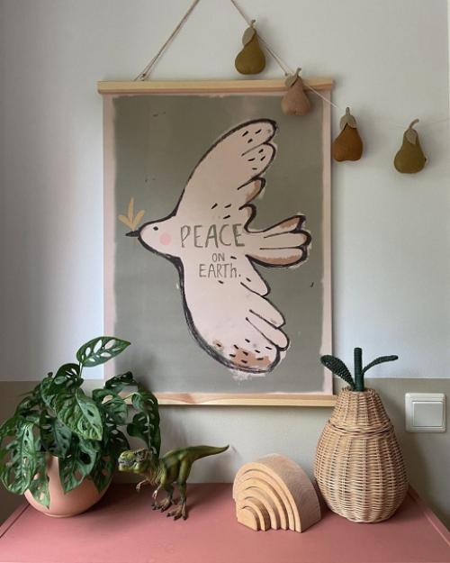 Серый, белый, розовый и коричневый - главные оттенки этой детской комнаты. 07