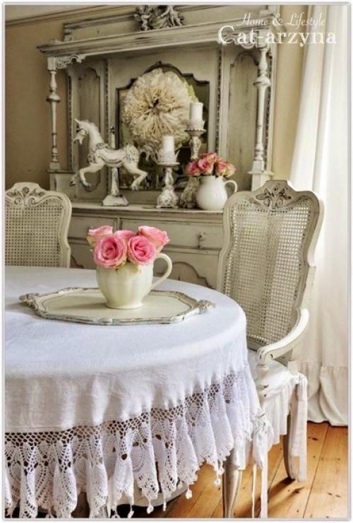 Круглая скатерть придаст шарм и уют интерьеру в стиле шебби шик и кантри. 01