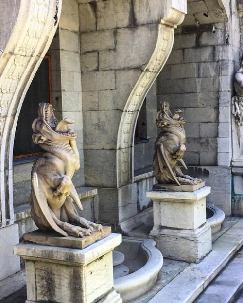 Массандровский дворец расположен в Крыму, на северо-востоке от Ялты, около небольшого поселка массандра. 02