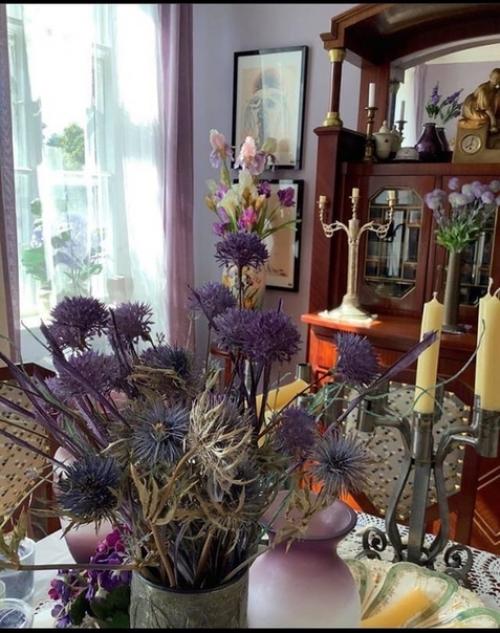 Стены жилья украшают исторические портреты из коллекции модельера. 06