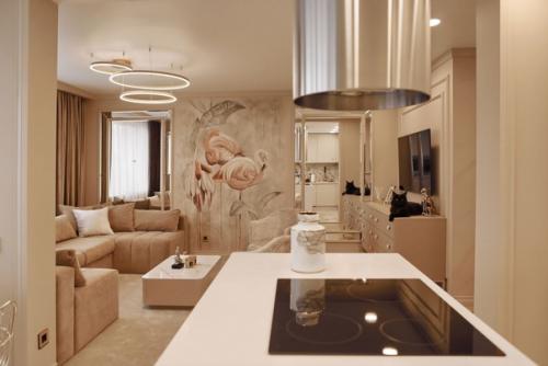 Элегантный интерьер кухни - гостиной в светлой цветовой гамме. 05