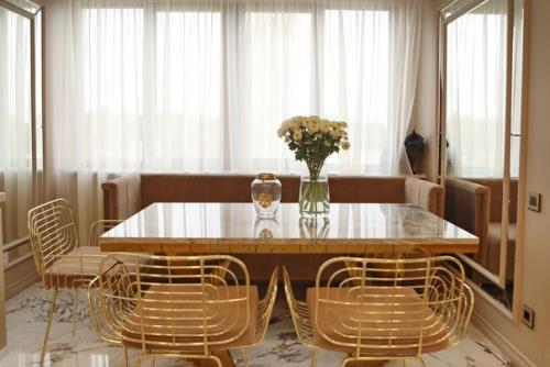 Элегантный интерьер кухни - гостиной в светлой цветовой гамме. 04