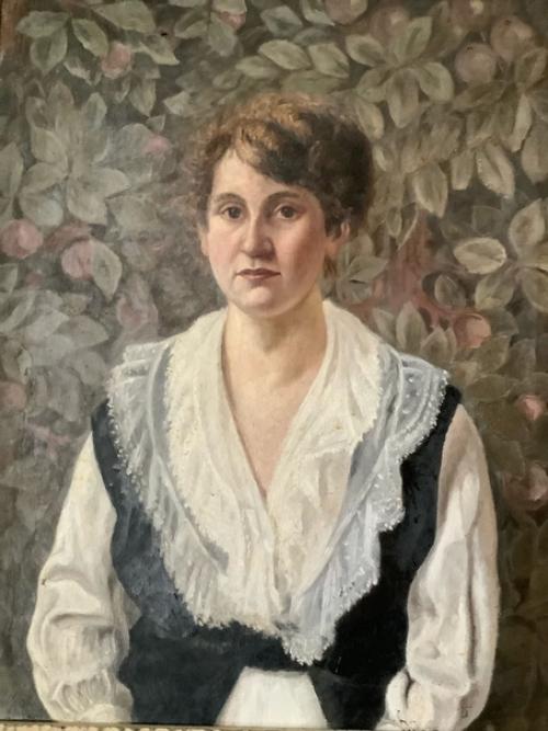 Стены жилья украшают исторические портреты из коллекции модельера. 03