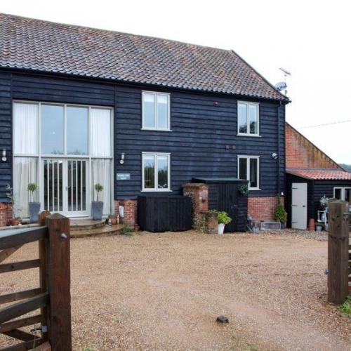 Кирпичная кладка в сочетании с белым цветом - почти классика в дизайне интерьеров. 09