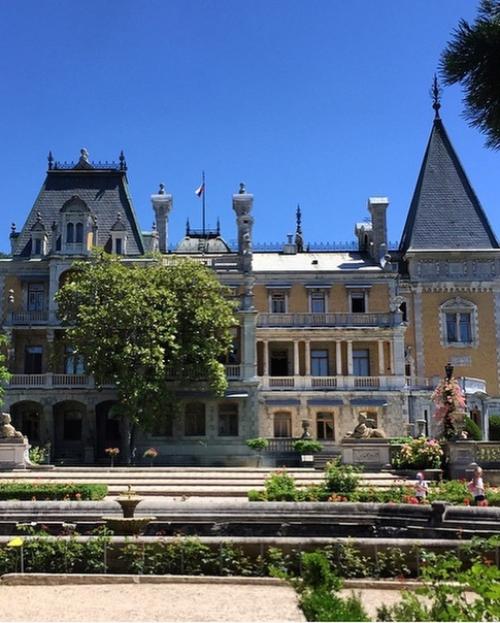 Массандровский дворец расположен в Крыму, на северо-востоке от Ялты, около небольшого поселка массандра. 03