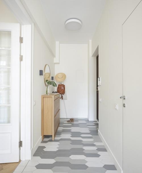 Небольшая однокомнатная квартира, где основной цветовой гаммой выбрали светлые цвета в сочетании с медовым оттенком дуба и акцентами из ореха. 07