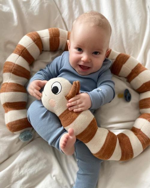 Серый, белый, розовый и коричневый - главные оттенки этой детской комнаты. 06