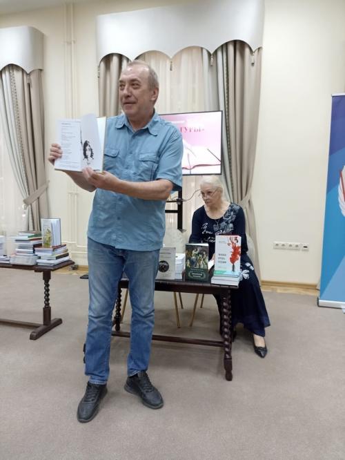 Большая презентация новых книг союза писателей России открыла новый сезон в литературной гостиной Парк Культуры. 04