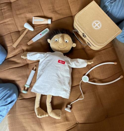 Серый, белый, розовый и коричневый - главные оттенки этой детской комнаты. 08