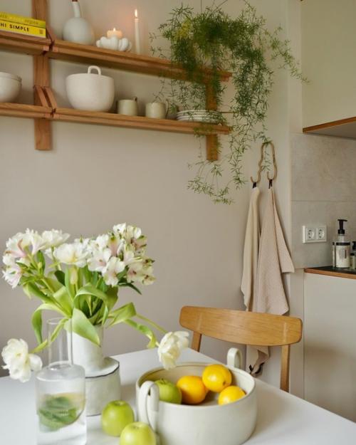 Приятные бежевые оттенки и теплые акценты из дерева в интерьере современнооо дома. 03