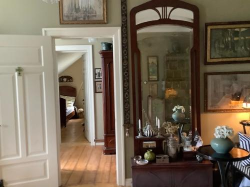 Стены жилья украшают исторические портреты из коллекции модельера. 01