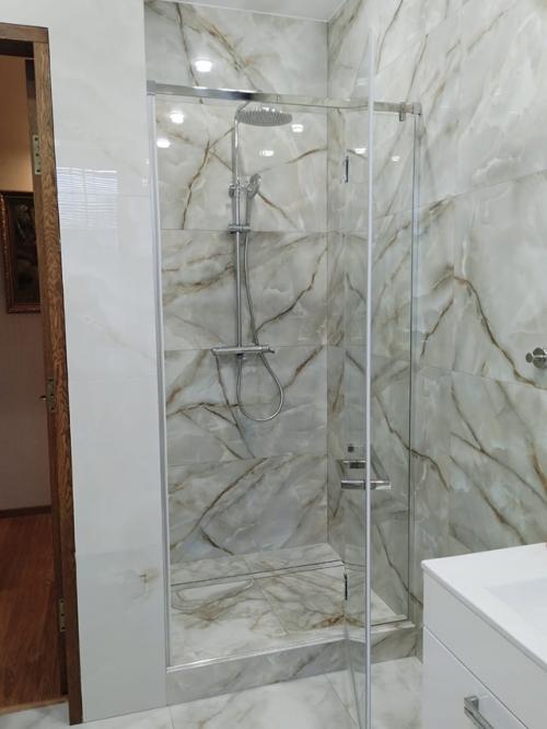 Душевая перегородка из закаленного стекла 8 мм с хромированным профилем. 02