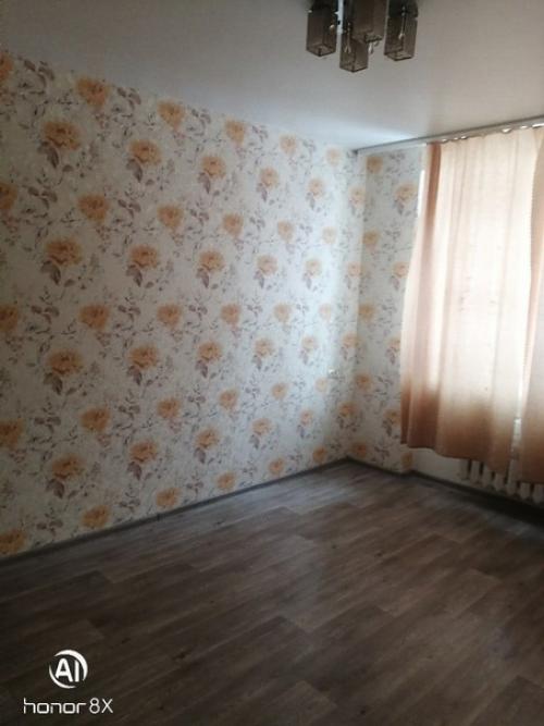 Ну такое.  В каждой комнате пестрые обои и совершенно нет единого стиля. 09