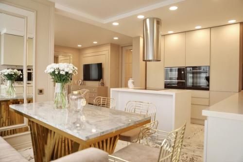 Элегантный интерьер кухни - гостиной в светлой цветовой гамме. 03