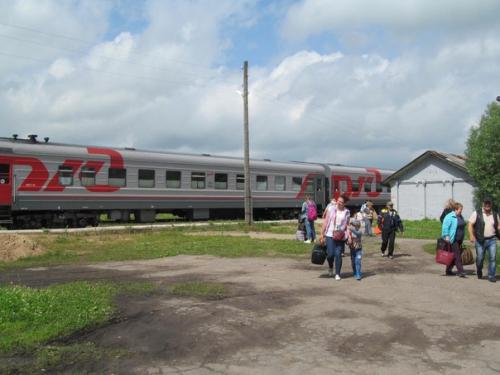 По субботам на станции красный холм оживление: прибывает пассажирский поезд санкт - Петербург - сонково. 01 По субботам на станции красный холм оживление: прибывает пассажирский поезд санкт - Петербург - сонково. 01