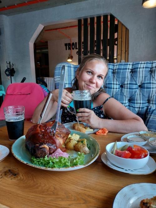 Посетили азиатскую кухню, грузинскую, морской ресторан, и конечно пивной паб. 02