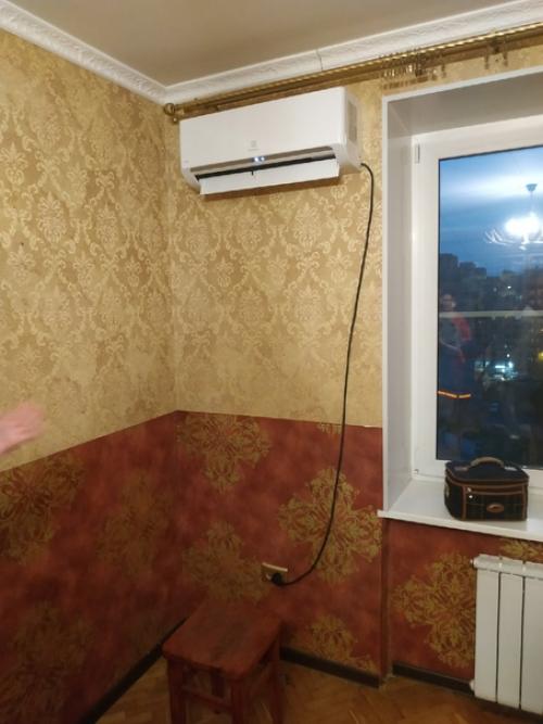 Очередной извращённый монтаж кондея и немного кирпичной пыли на балконе. 04