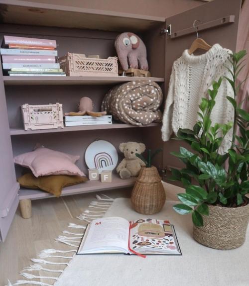 Серый, белый, розовый и коричневый - главные оттенки этой детской комнаты. 05