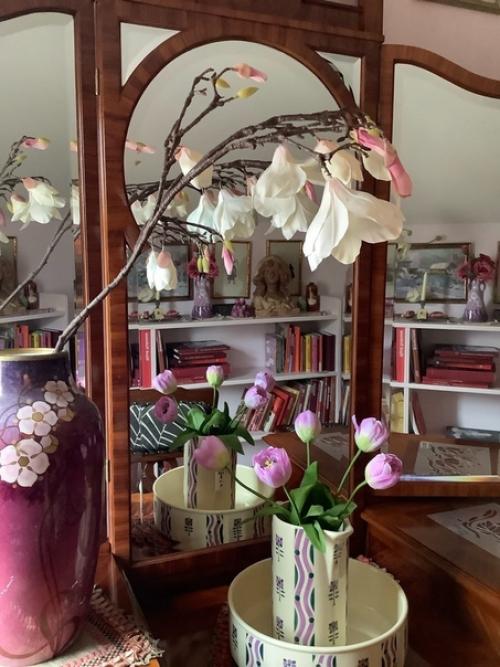 Стены жилья украшают исторические портреты из коллекции модельера. 02