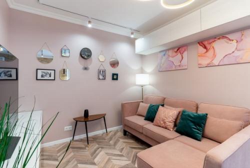 Современный бело-розовый интерьер кухни, объединенной с гостиной. 06